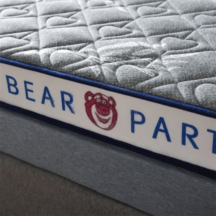 91家纺网 家纺一手货源 找家纺 鑫钰 2023新款学生针织立体床垫 草莓熊-竹叶灰