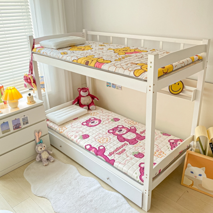 91家纺网 家纺一手货源 找家纺 鑫钰 2023新款迪士尼印花学生床垫 草莓熊