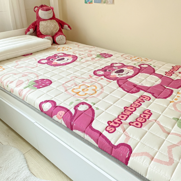 91家纺网 家纺一手货源 找家纺 鑫钰 2023新款迪士尼印花学生床垫 草莓熊