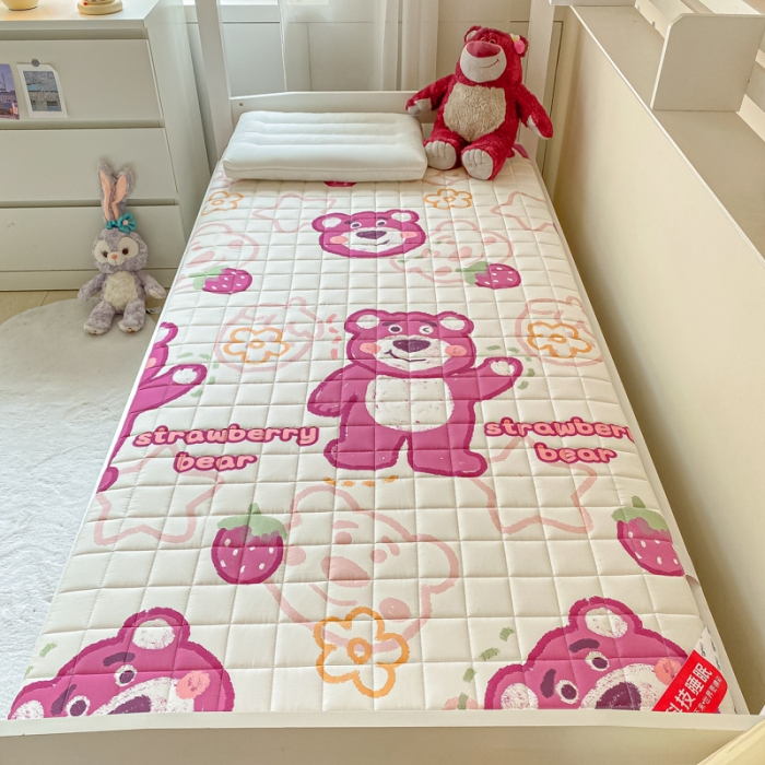 91家纺网 家纺一手货源 找家纺 鑫钰 2023新款迪士尼印花学生床垫 草莓熊