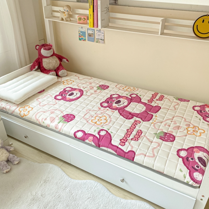 91家纺网 家纺一手货源 找家纺 鑫钰 2023新款迪士尼印花学生床垫 草莓熊