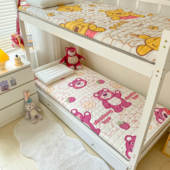 91家纺网 家纺一手货源 找家纺 鑫钰 2023新款迪士尼印花学生床垫 草莓熊