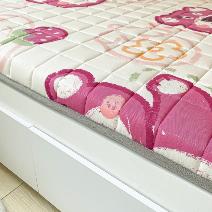 91家纺网 家纺一手货源 找家纺 鑫钰 2023新款迪士尼印花学生床垫 草莓熊