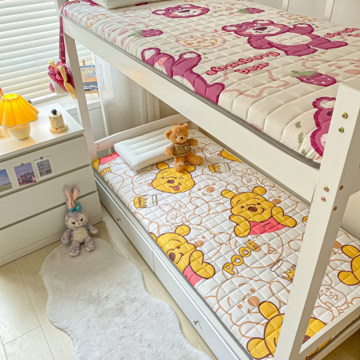 91家纺网 家纺一手货源 找家纺 鑫钰 2023新款迪士尼印花学生床垫 小熊维尼