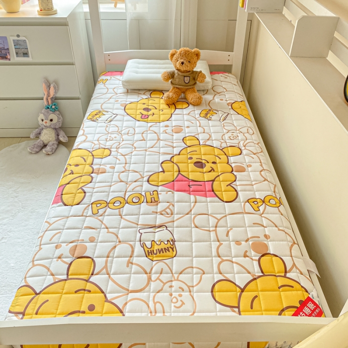 91家纺网 家纺一手货源 找家纺 鑫钰 2023新款迪士尼印花学生床垫 小熊维尼