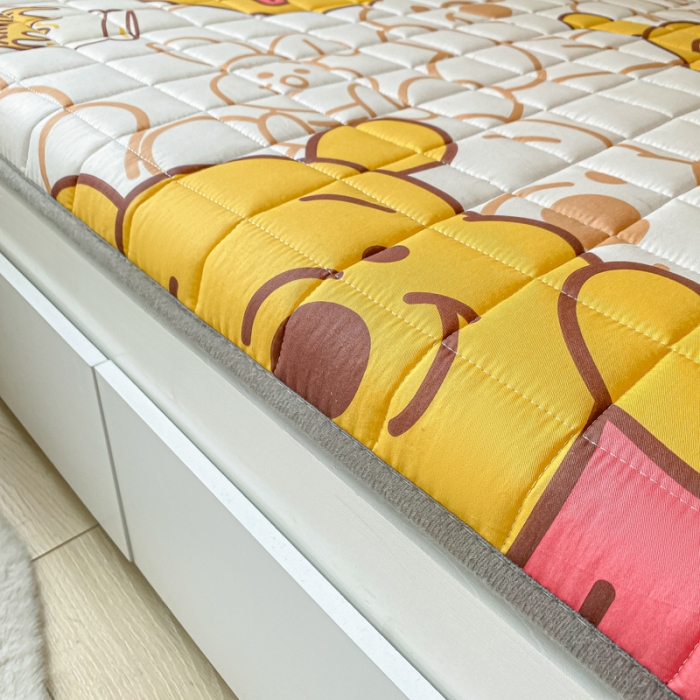 91家纺网 家纺一手货源 找家纺 鑫钰 2023新款迪士尼印花学生床垫 小熊维尼