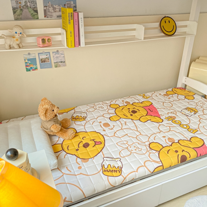 91家纺网 家纺一手货源 找家纺 鑫钰 2023新款迪士尼印花学生床垫 小熊维尼