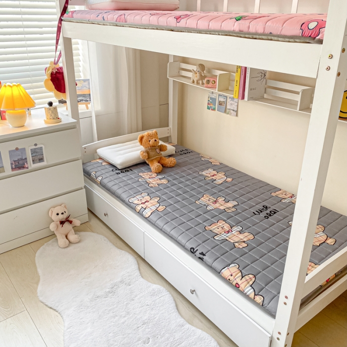 91家纺网 家纺一手货源 找家纺 鑫钰 2023新款全棉印花学生床垫 淘气熊