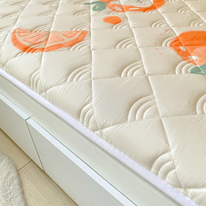 91家纺网 家纺一手货源 找家纺 鑫钰 2023新款全棉印花学生床垫 桔子兔