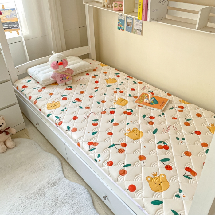 91家纺网 家纺一手货源 找家纺 鑫钰 2023新款全棉印花学生床垫 樱桃小丸子