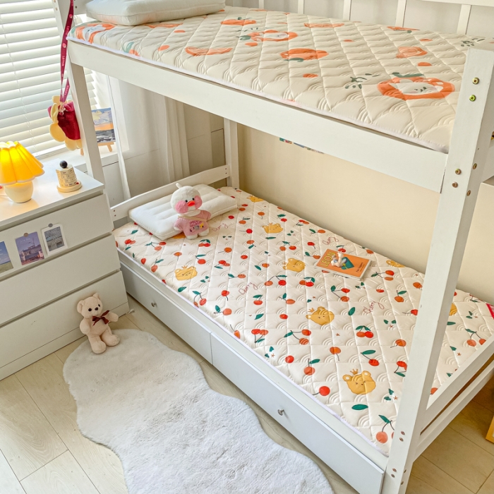 91家纺网 家纺一手货源 找家纺 鑫钰 2023新款全棉印花学生床垫 樱桃小丸子