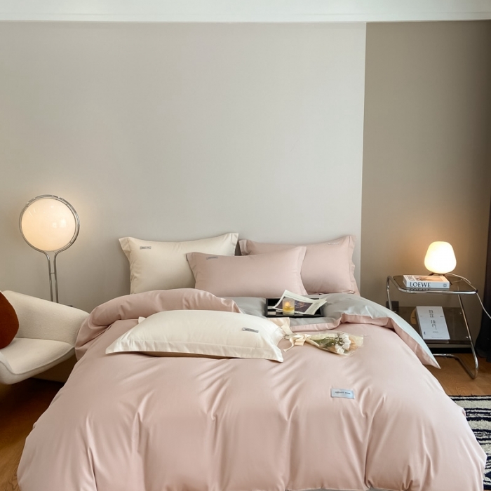 91家纺网 家纺一手货源 找家纺 高级感简约贡缎长绒棉纯色双拼床上四件套全棉被套茱萸粉+烟墨灰