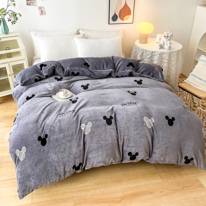 91家纺网 家纺一手货源 找家纺 2024新款230克牛奶绒印花单品被套 可定制尺寸 经典米奇