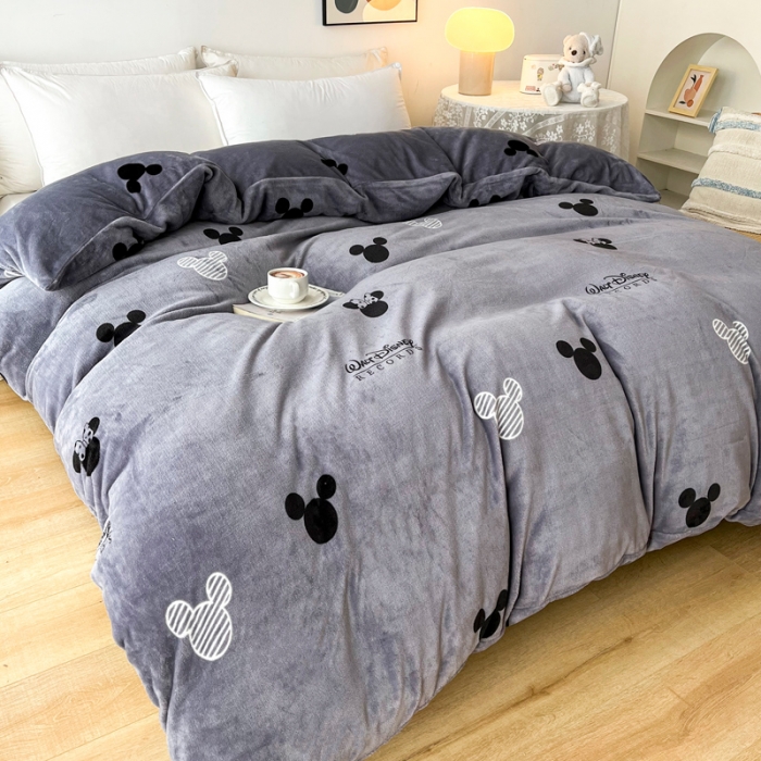 91家纺网 家纺一手货源 找家纺 2024新款230克牛奶绒印花单品被套 可定制尺寸 经典米奇