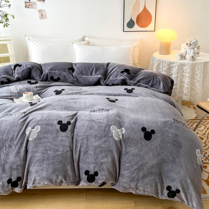 91家纺网 家纺一手货源 找家纺 2024新款230克牛奶绒印花单品被套 可定制尺寸 经典米奇