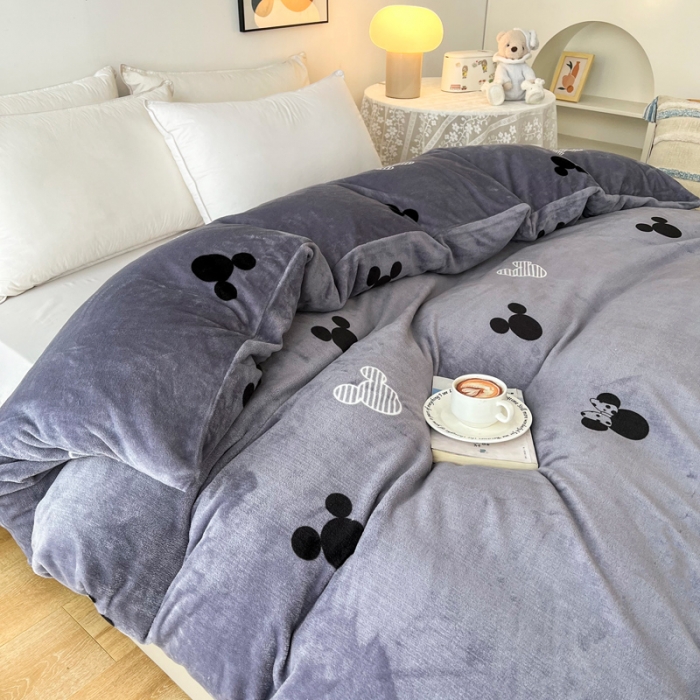 91家纺网 家纺一手货源 找家纺 2024新款230克牛奶绒印花单品被套 可定制尺寸 经典米奇