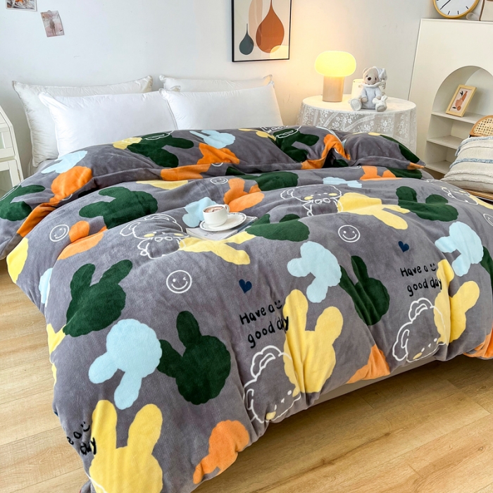 91家纺网 家纺一手货源 找家纺 2024新款230克牛奶绒印花单品被套 可定制尺寸 萌萌兔