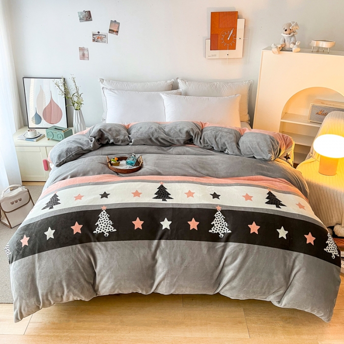 91家纺网 家纺一手货源 找家纺 2024新款230克牛奶绒印花单品被套 可定制尺寸 圣诞树