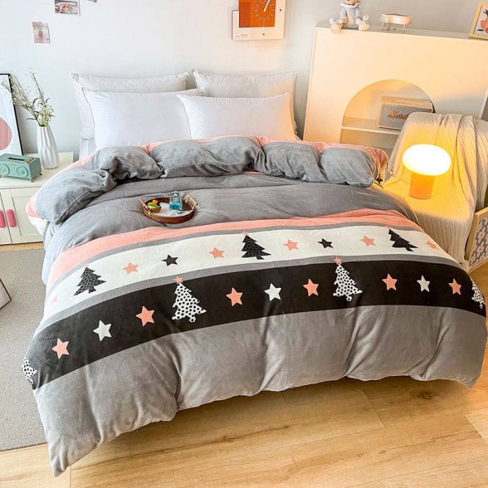 91家纺网 家纺一手货源 找家纺 2024新款230克牛奶绒印花单品被套 可定制尺寸 圣诞树