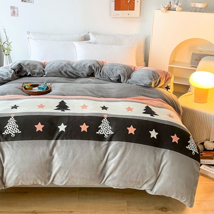 91家纺网 家纺一手货源 找家纺 2024新款230克牛奶绒印花单品被套 可定制尺寸 圣诞树