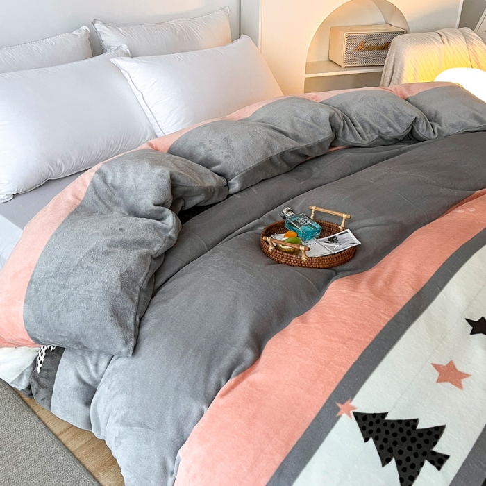 91家纺网 家纺一手货源 找家纺 2024新款230克牛奶绒印花单品被套 可定制尺寸 圣诞树