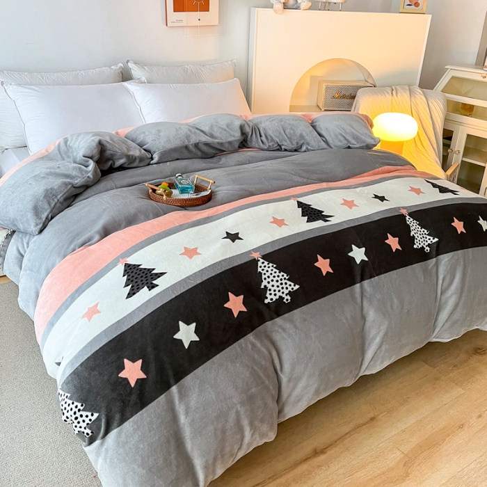 91家纺网 家纺一手货源 找家纺 2024新款230克牛奶绒印花单品被套 可定制尺寸 圣诞树