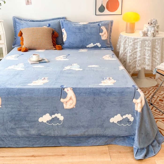 91家纺网 家纺一手货源 找家纺 锦罗绣 2024新款230克牛奶绒印花单品床单 晚安熊-蓝