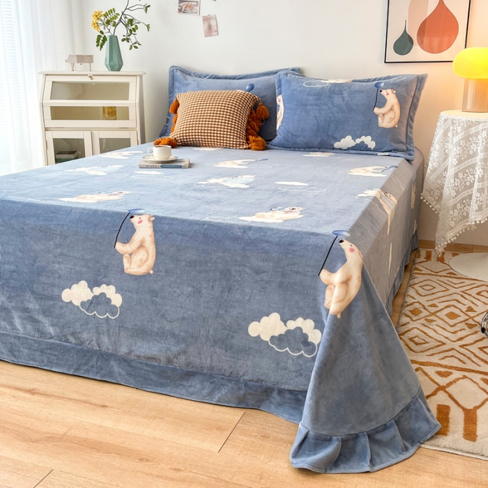 91家纺网 家纺一手货源 找家纺 锦罗绣 2024新款230克牛奶绒印花单品床单 晚安熊-蓝