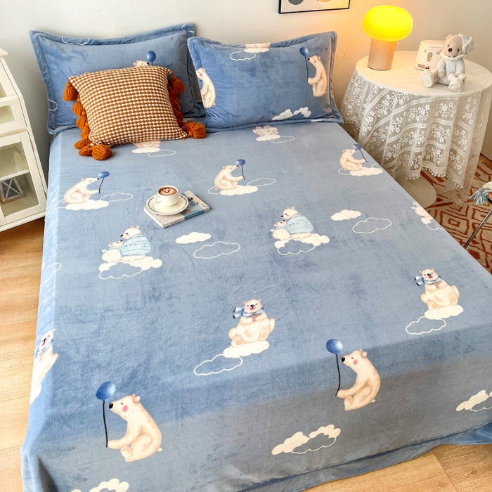 91家纺网 家纺一手货源 找家纺 锦罗绣 2024新款230克牛奶绒印花单品床单 晚安熊-蓝