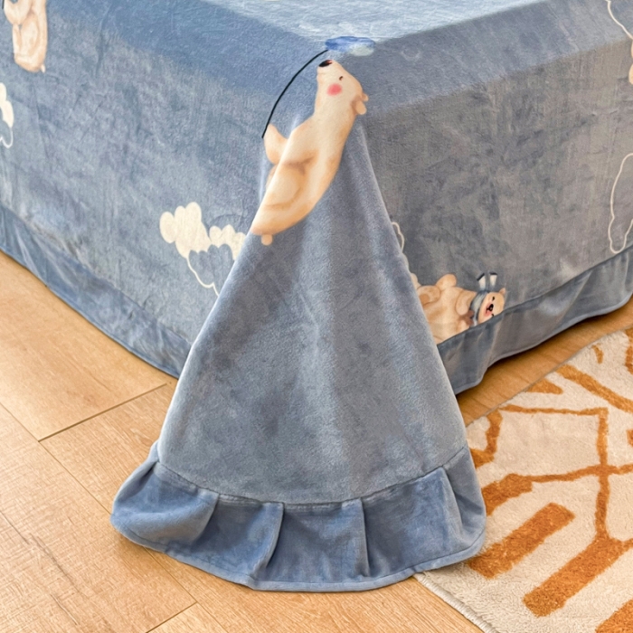 91家纺网 家纺一手货源 找家纺 锦罗绣 2024新款230克牛奶绒印花单品床单 晚安熊-蓝