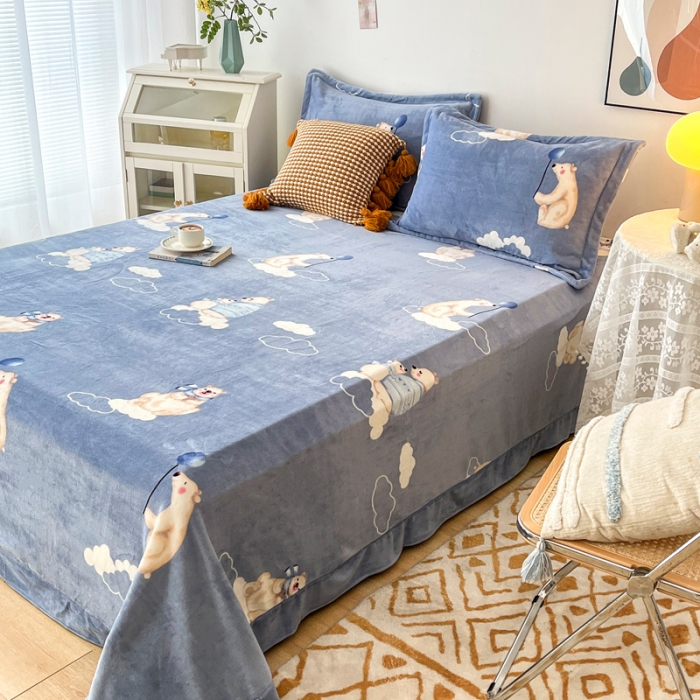 91家纺网 家纺一手货源 找家纺 锦罗绣 2024新款230克牛奶绒印花单品床单 晚安熊-蓝