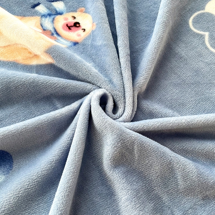 91家纺网 家纺一手货源 找家纺 锦罗绣 2024新款230克牛奶绒印花单品床单 晚安熊-蓝