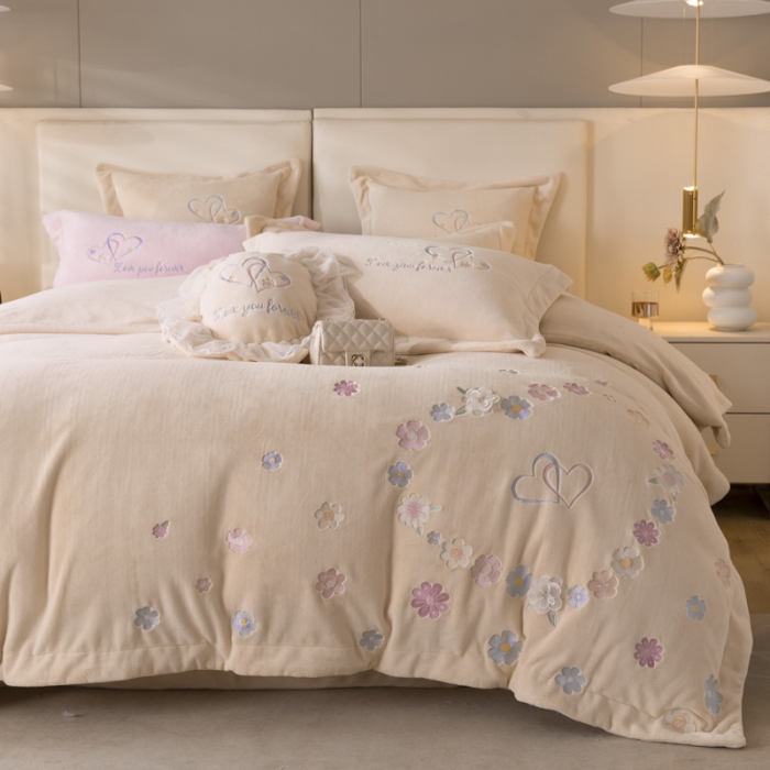 91家纺网 家纺一手货源 找家纺 艾晶美 2022新款A类230克刺绣全消光牛奶绒四件套 花韵-香槟