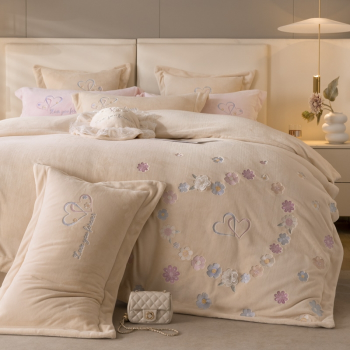 91家纺网 家纺一手货源 找家纺 艾晶美 2022新款A类230克刺绣全消光牛奶绒四件套 花韵-香槟