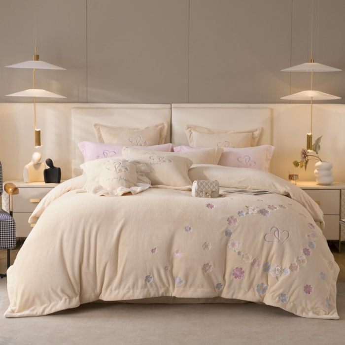 91家纺网 家纺一手货源 找家纺 艾晶美 2022新款A类230克刺绣全消光牛奶绒四件套 花韵-香槟