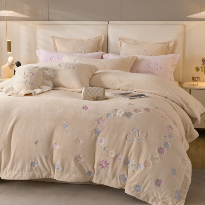 91家纺网 家纺一手货源 找家纺 艾晶美 2022新款A类230克刺绣全消光牛奶绒四件套 花韵-香槟