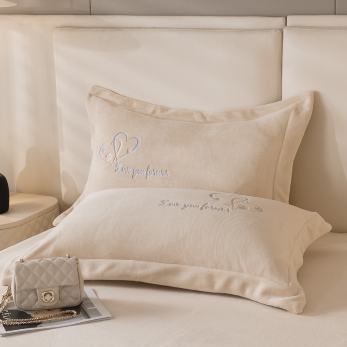 91家纺网 家纺一手货源 找家纺 艾晶美 2022新款A类230克刺绣全消光牛奶绒四件套 花韵-香槟