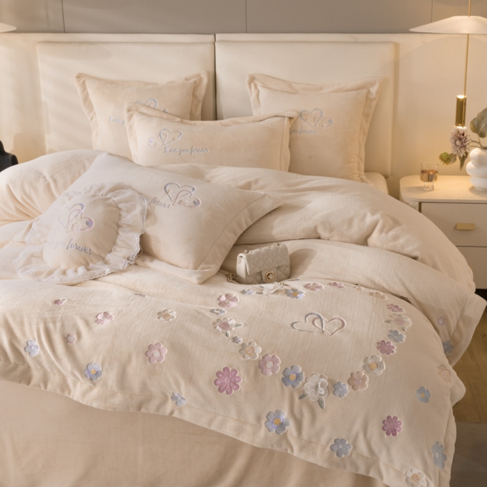 91家纺网 家纺一手货源 找家纺 艾晶美 2022新款A类230克刺绣全消光牛奶绒四件套 花韵-香槟