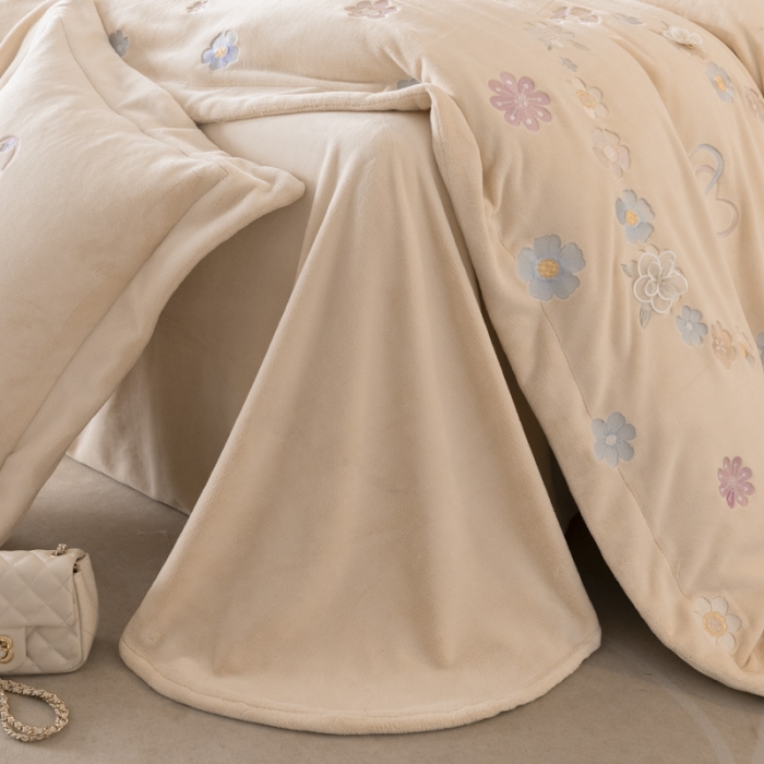 91家纺网 家纺一手货源 找家纺 艾晶美 2022新款A类230克刺绣全消光牛奶绒四件套 花韵-香槟