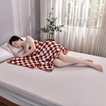 91家纺网 家纺一手货源 找家纺 爱她美 2022新款法莱绒多功能披肩毯 棋盘格橘