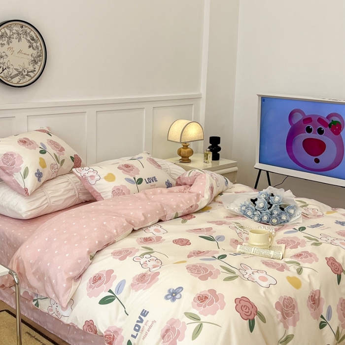 91家纺网 家纺一手货源 找家纺 昔可家纺2022新款梦幻花园系列全棉四件套 粉蔷薇兔