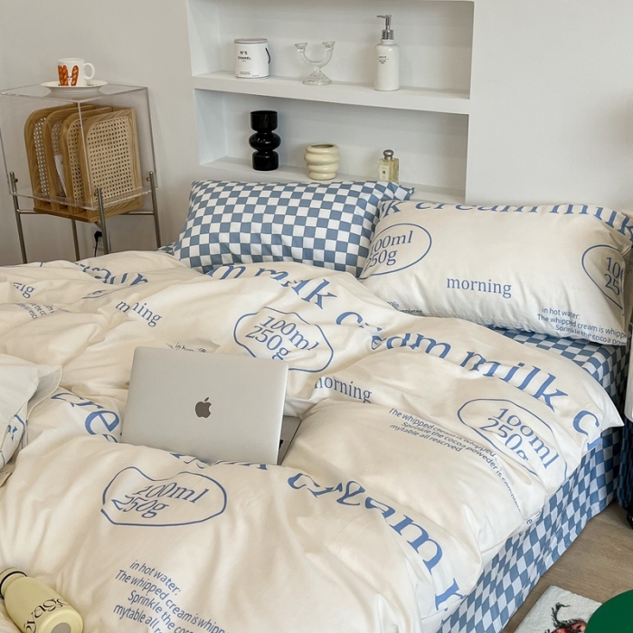 91家纺网 家纺一手货源 找家纺 昔可家纺2022新款棋盘格字母系列四件套 蓝牛奶