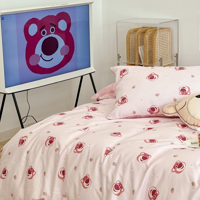 91家纺网 家纺一手货源 找家纺 昔可家纺2022新款迪士尼全棉四件套 草莓脚印熊