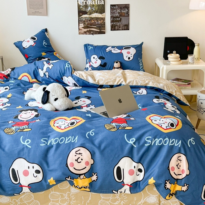 91家纺网 家纺一手货源 找家纺 昔可家纺2022新款正版授权史努比全棉四件套 小玩伴蓝