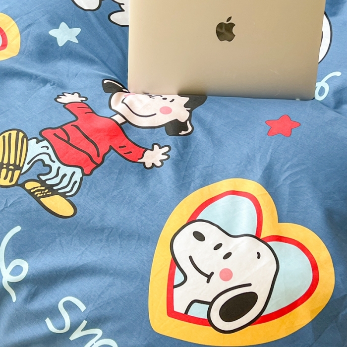 91家纺网 家纺一手货源 找家纺 昔可家纺2022新款正版授权史努比全棉四件套 小玩伴蓝