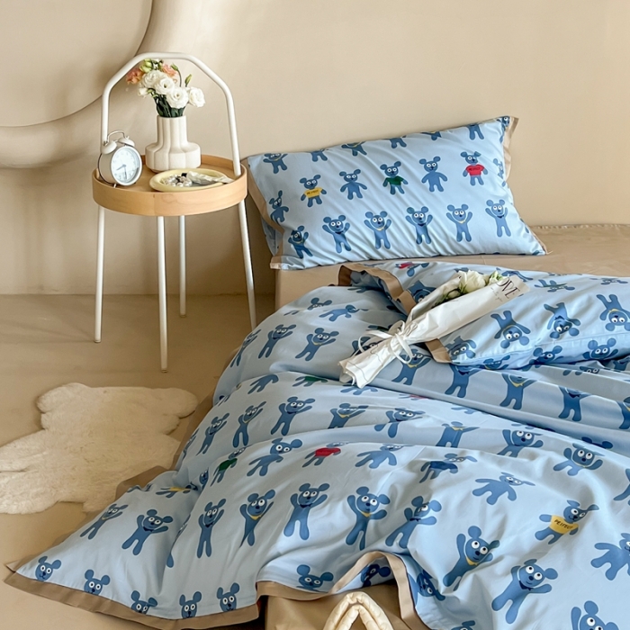 91家纺网 家纺一手货源 找家纺 汇庭 2022新款长绒棉印花学生春秋被 姜饼人蓝