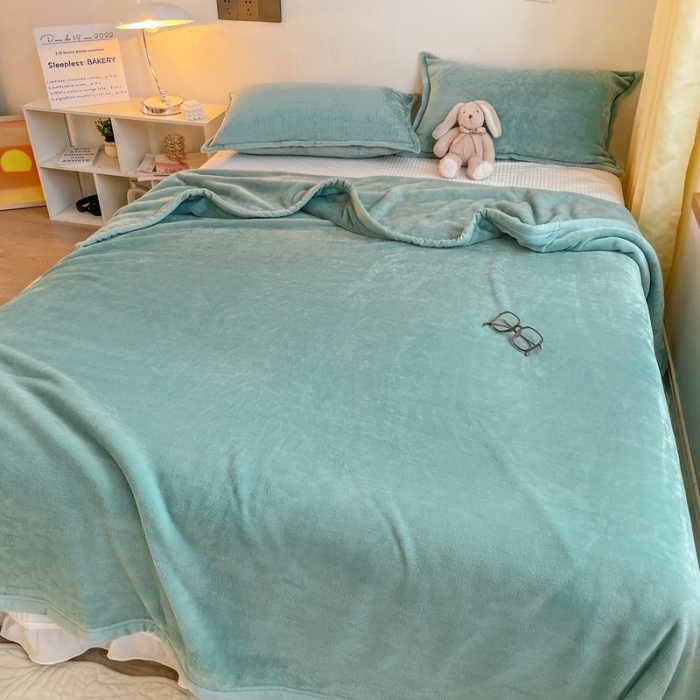 91家纺网 家纺一手货源 找家纺 雅萱家纺 2022新款纯色牛奶绒多功能毛毯 百合绿