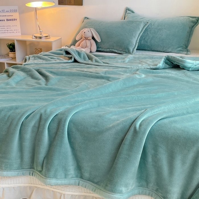 91家纺网 家纺一手货源 找家纺 雅萱家纺 2022新款纯色牛奶绒多功能毛毯 百合绿