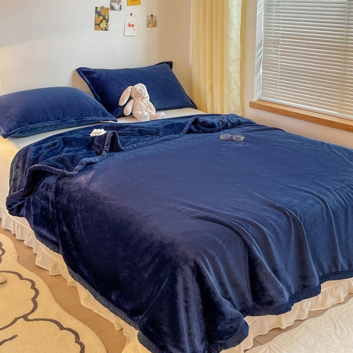 91家纺网 家纺一手货源 找家纺 雅萱家纺 2022新款纯色牛奶绒多功能毛毯 宝石蓝