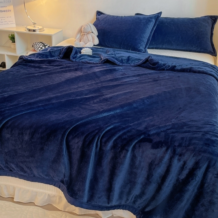 91家纺网 家纺一手货源 找家纺 雅萱家纺 2022新款纯色牛奶绒多功能毛毯 宝石蓝